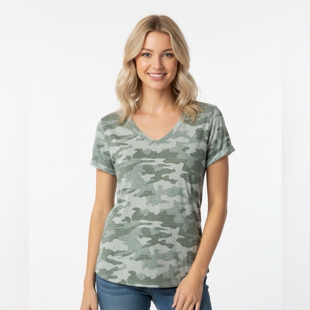 Universal Thread Green Camo V-Neck Tee size XLarge